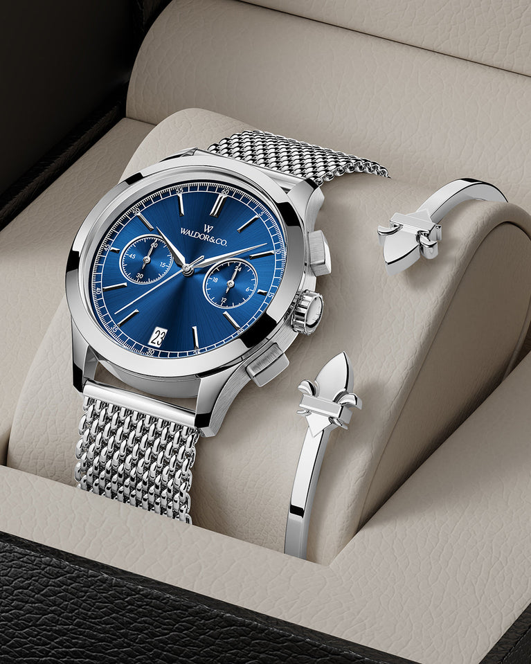 A round mens watch in rhodium-plated silver from Waldor & Co. with blue sunray dial and a second hand. Seiko movement. The model is Chrono 44 Sardinia 44mm.