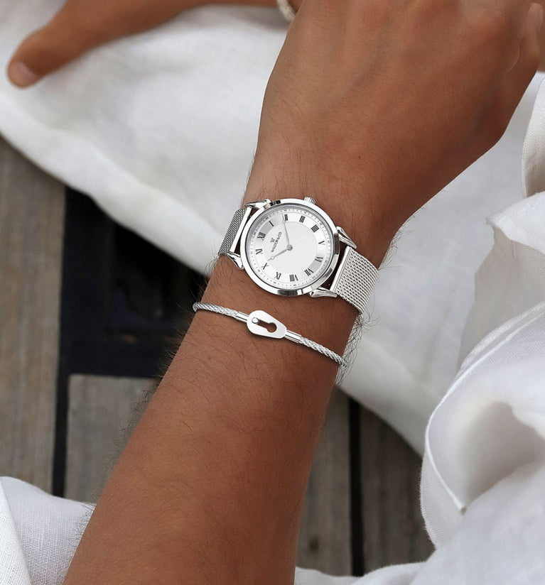 Refined Proportions with Distinctive Lug Holders