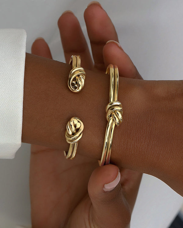 A Bangle Bracelet in polished Silver plated-316L stainless steel from Waldor & Co. The model is Dual Knot Bangle Polished.