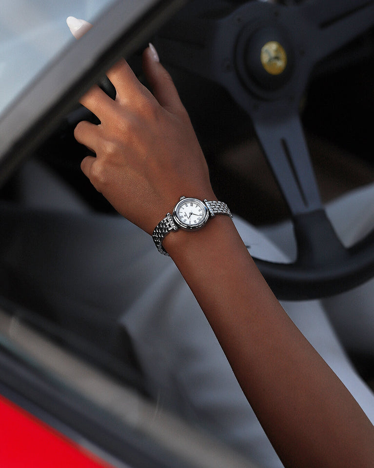 A round womens watch in Rhodium-plated 316L stainless steel from Waldor & Co. with white Sapphire Crystal glass dial. Seiko movement. The model is Venia 24 Villefranche.