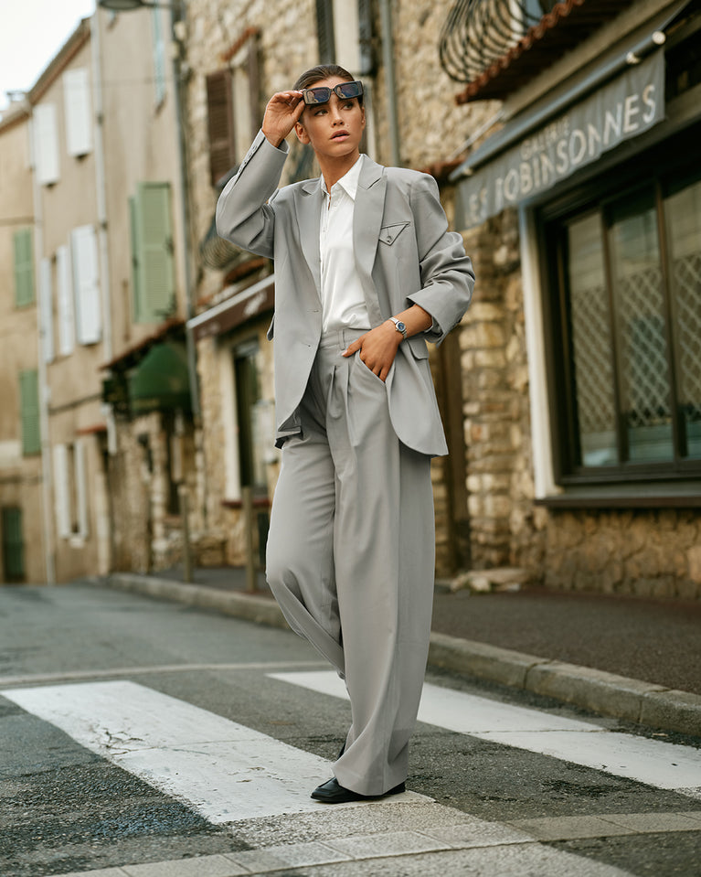 A round womens watch in Rhodium-plated 316L stainless steel from Waldor & Co. with blue Sapphire Crystal glass dial. Seiko movement. The model is Venia 24 Villefranche.
