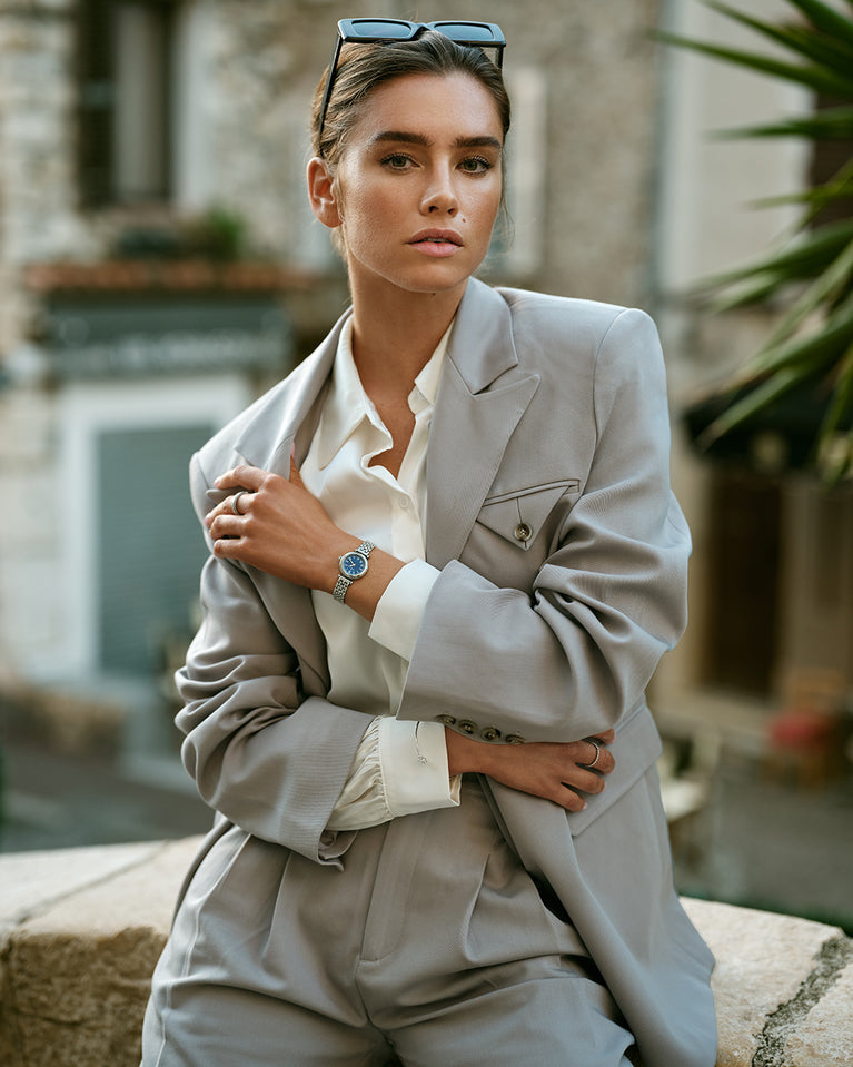 A round womens watch in Rhodium-plated 316L stainless steel from Waldor & Co. with blue Sapphire Crystal glass dial. Seiko movement. The model is Venia 24 Villefranche.