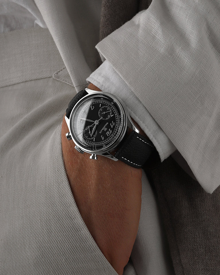 A round mens watch in Rhodium-plated 316L stainless from Waldor & Co. with black sunray dial. Curved mineral glass with 5 layers anti-reflective coating. Seiko VD32 movement. Genuine leather strap. The model is Avant 39 Eze.