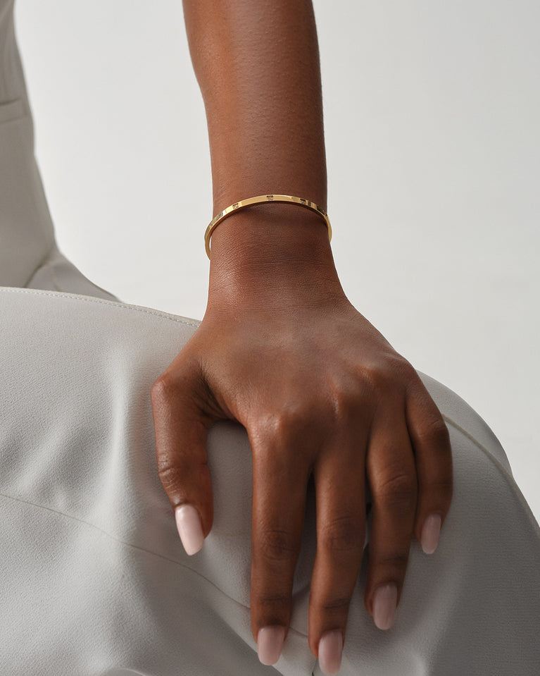 A Bangle Bracelet in 14k gold-plated stainless steel from Waldor & Co. The model is Brilliant Bangle Polished.