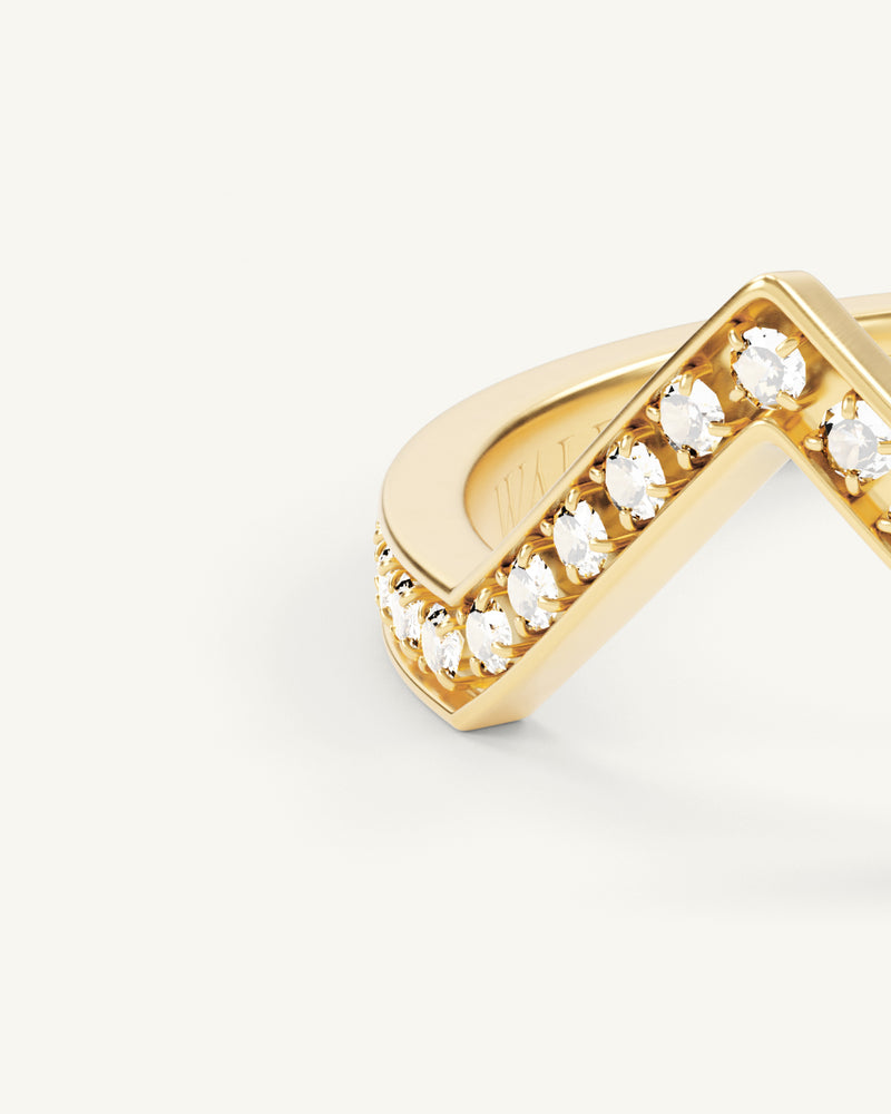 A Ring in 14k gold-plated from Waldor & Co. The model is Chloé Ring Polished Gold