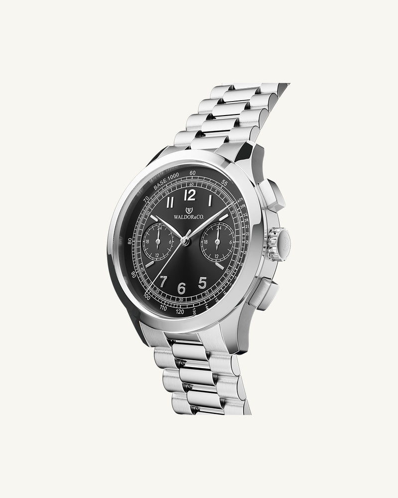 A round mens watch in rhodium-plated silver from Waldor & Co. with black sunray dial and a second hand. Seiko movement. The model is Chrono 39 Porto Cervo.