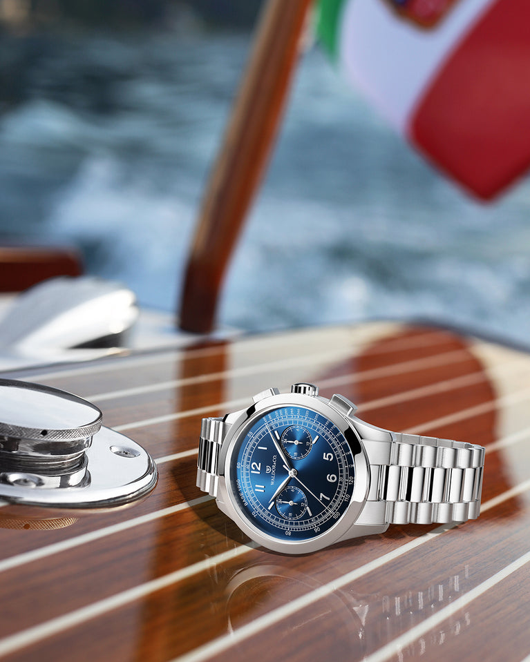 A round mens watch in rhodium-plated silver from Waldor & Co. with blue sunray dial and a second hand. Seiko movement. The model is Chrono 39 Porto Cervo.