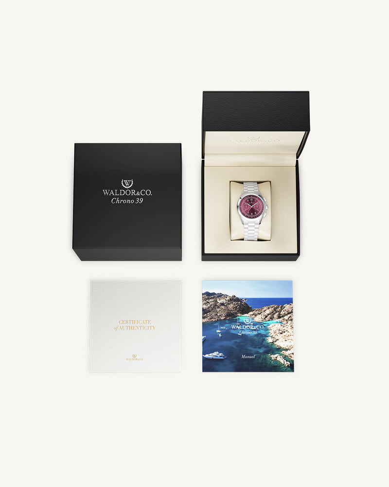 A round mens watch in rhodium-plated silver from Waldor & Co. with a burgundy colored sunray dial and a second hand. Seiko movement. The model is Chrono 39 Porto Cervo.