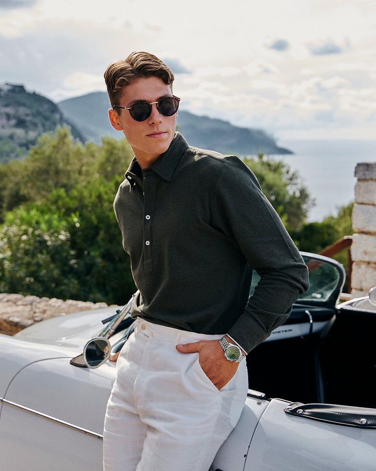 A round mens watch in rhodium-plated silver from Waldor & Co. with green sunray dial and a second hand. Seiko movement. The model is Chrono 39 Porto Cervo.