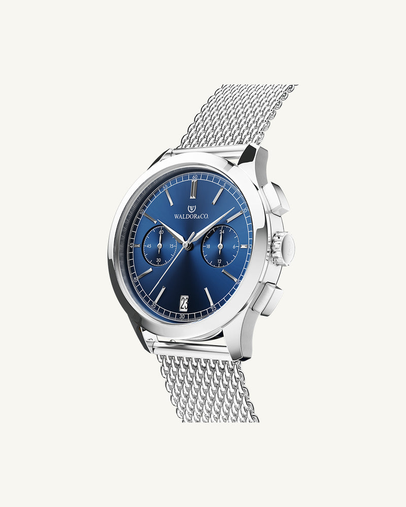A round mens watch in rhodium-plated silver from Waldor & Co. with blue sunray dial and a second hand. Seiko movement. The model is Chrono 39 Sardinia 39mm.