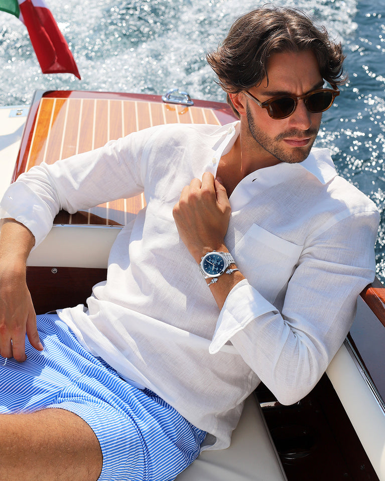 A round mens watch in rhodium-plated silver from Waldor & Co. with blue sunray dial and a second hand. Seiko movement. The model is Chrono 44 Como 44mm.