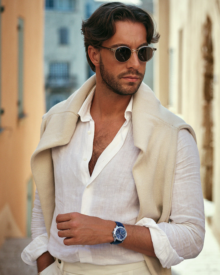 A round mens watch in rhodium-plated silver from Waldor & Co. with blue sunray dial and a second hand. Seiko movement. The model is Chrono 44 Sardinia 44mm.