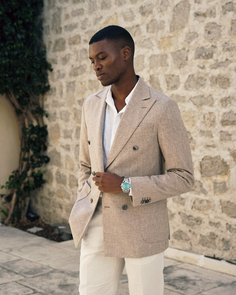 A round mens watch in rhodium-plated silver from Waldor & Co. with turquoise sunray dial and a second hand. Seiko movement. The model is Chrono 44 Sardinia 44mm.