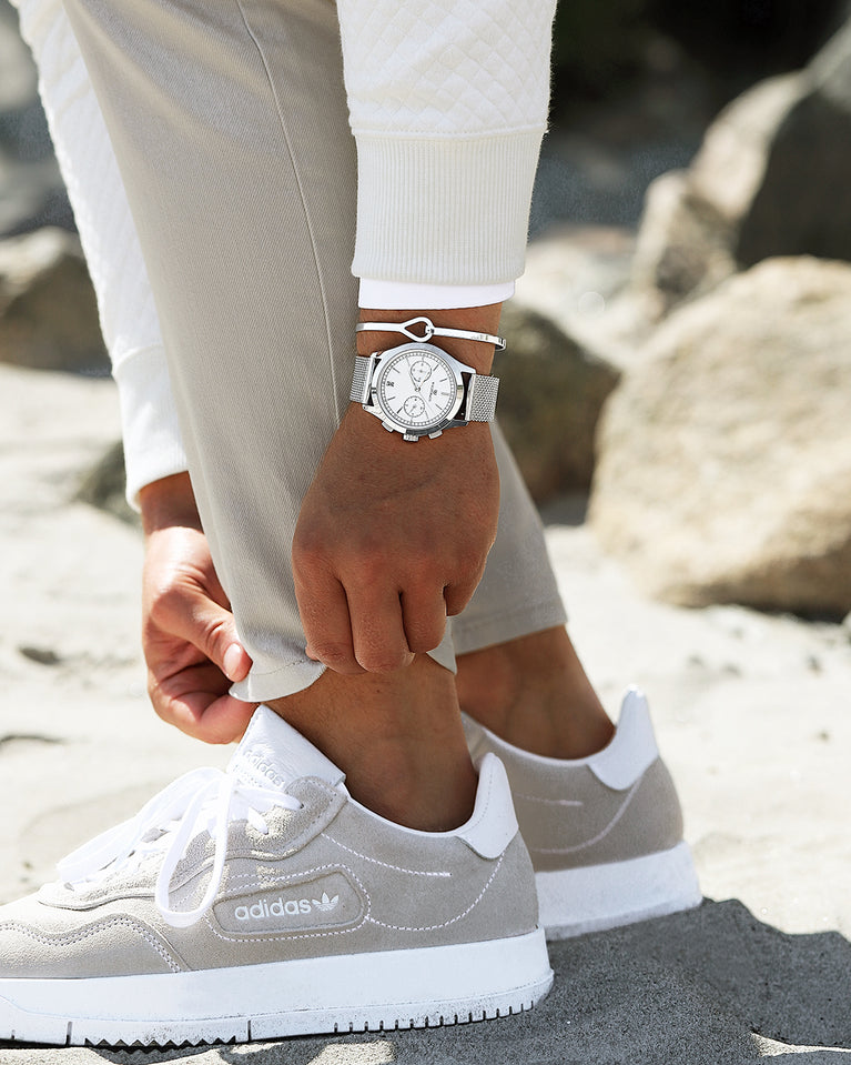 A round mens watch in rhodium-plated silver from Waldor & Co. with white sunray dial and a second hand. Seiko movement. The model is Chrono 44 Sardinia 44mm.
