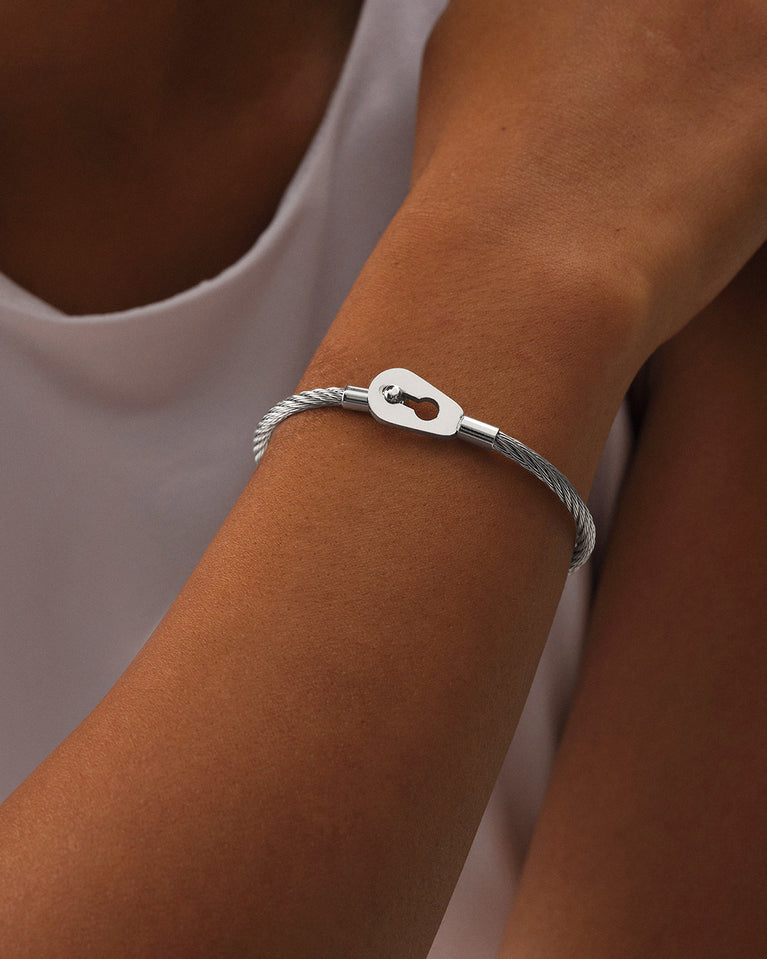 A Bangle in polished silver 316L stainless steel from Waldor & Co. One size. The model is Como Cable Polished.