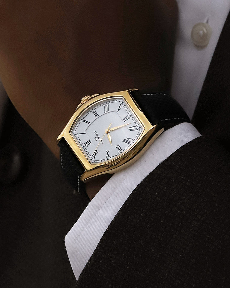 A square mens watch in gold-plated stainless steel from Waldor & Co. with white dial. Ronda movement. The model is Constant 40 Tremezzo 37x45mm.