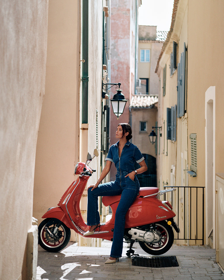 A square womens watch in Rhodium-plated 316L stainless steel from Waldor & Co. with white Diamond Cut Sapphire Crystal glass dial. Strap in black Genuine leather. Seiko movement. The model is Eternal 22 Varenna.