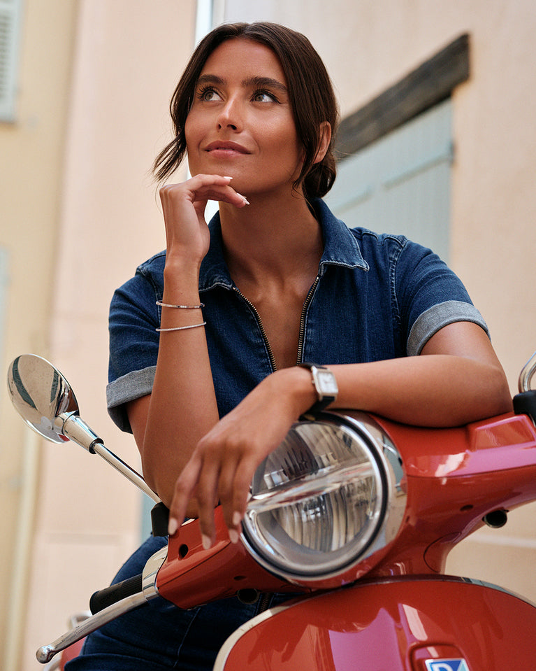 A square womens watch in Rhodium-plated 316L stainless steel from Waldor & Co. with white Diamond Cut Sapphire Crystal glass dial. Strap in black Genuine leather. Seiko movement. The model is Eternal 22 Varenna.
