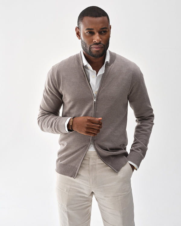 A Leather Bracelet in 14k gold-plated 316L stainless steel from Waldor & Co. The model is Grid Leather Bracelet Polished.