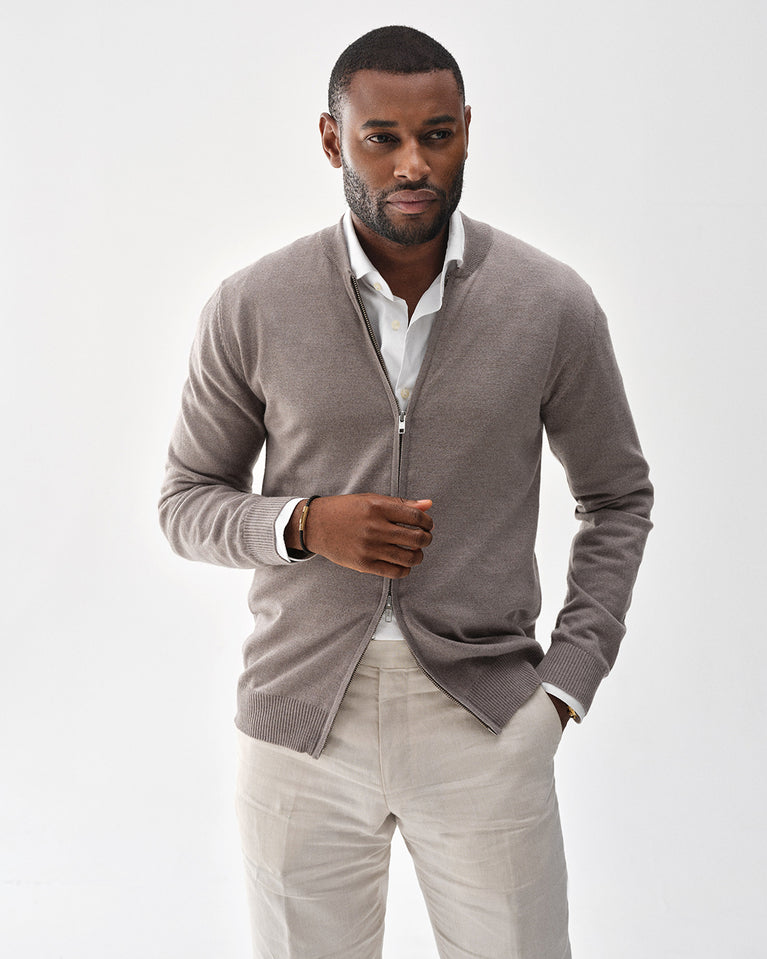 A Leather Bracelet in 14k gold-plated 316L stainless steel from Waldor & Co. The model is Grid Leather Bracelet Polished.