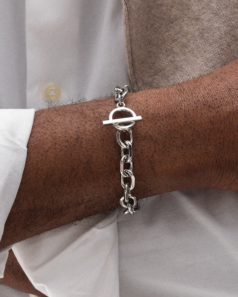 A Chain Bracelet in polished silver from Waldor & Co. The model is Noble Chain Polished Silver