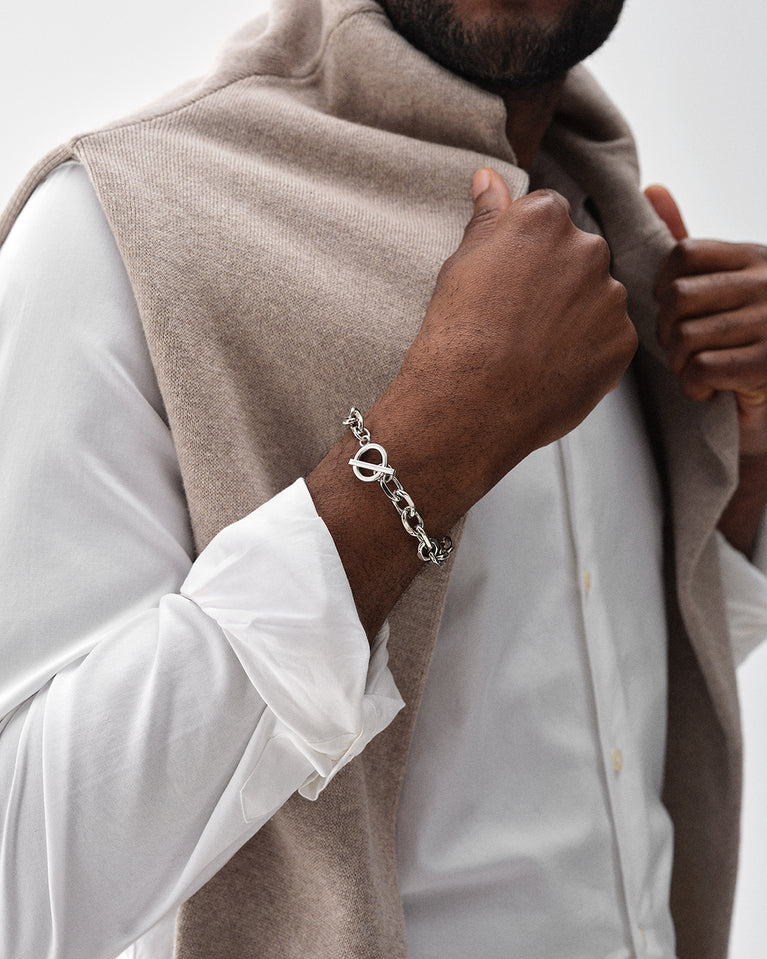 A Chain Bracelet in polished silver from Waldor & Co. The model is Noble Chain Polished Silver