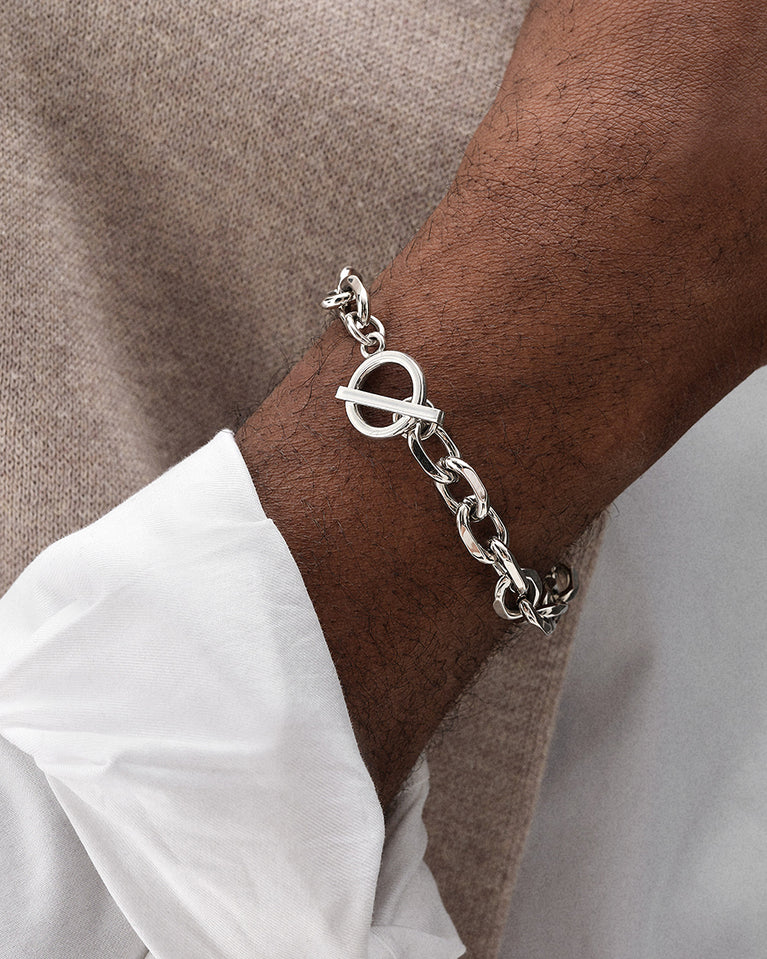 A Chain Bracelet in polished silver from Waldor & Co. The model is Noble Chain Polished Silver