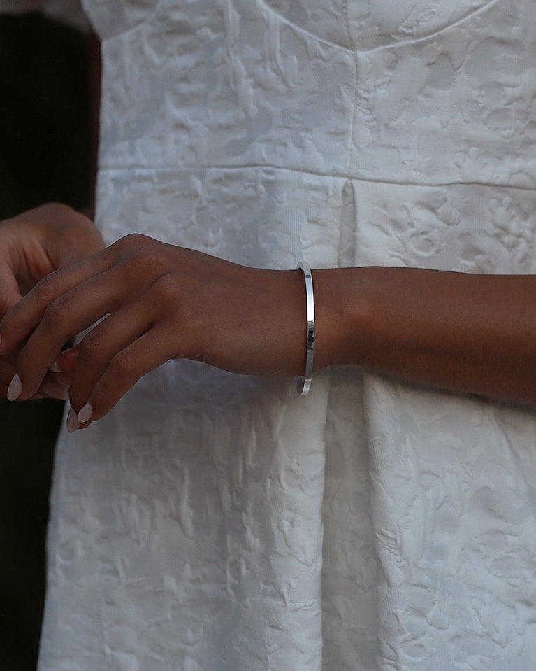 A Square Bangle in 925 Sterling Silver from Waldor & Co. The model is Pure Bangle Sterling Silver