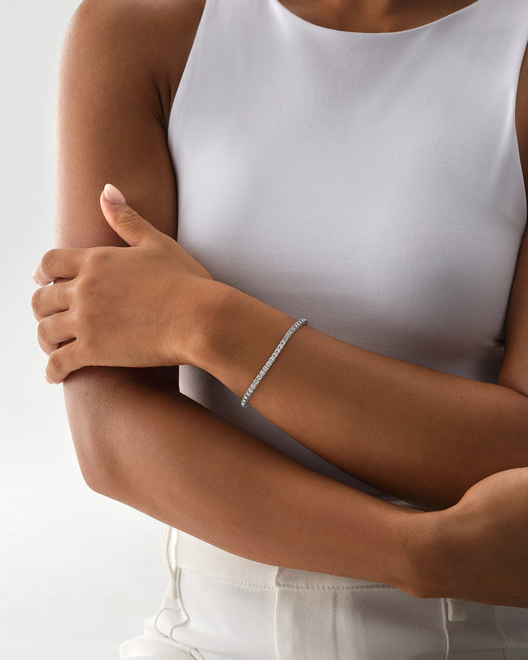 A polished stainless steel chain in silver with turquoise stones from Waldor & Co. The model is Tennis Chain Polished