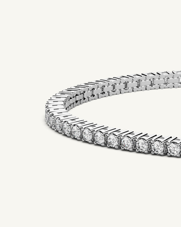 A polished stainless steel chain in silver with turquoise stones from Waldor & Co. The model is Tennis Chain Polished