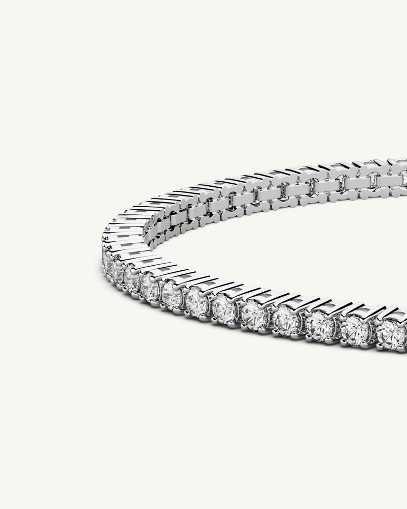 A polished stainless steel chain in silver with turquoise stones from Waldor & Co. The model is Tennis Chain Polished