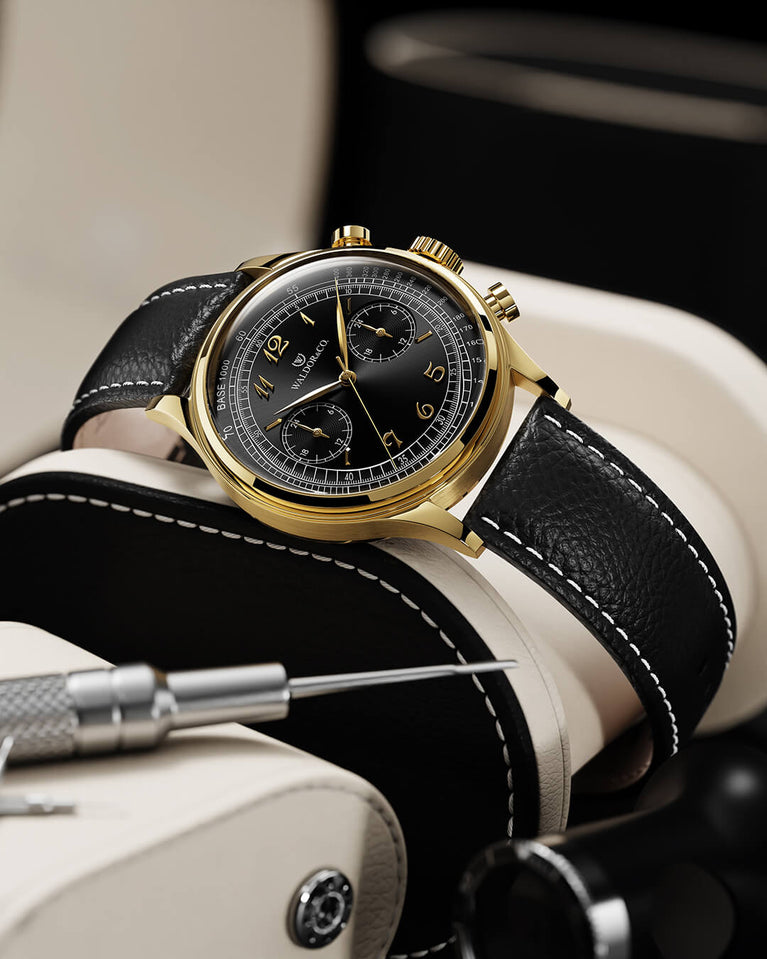 A round mens watch in 14K gold-plated 316L stainless steel from Waldor & Co. with black sunray dial. Curved mineral glass with 5 layers anti-reflective coating. Seiko VD32 movement. Genuine leather strap. The model is Avant 39 Eze.