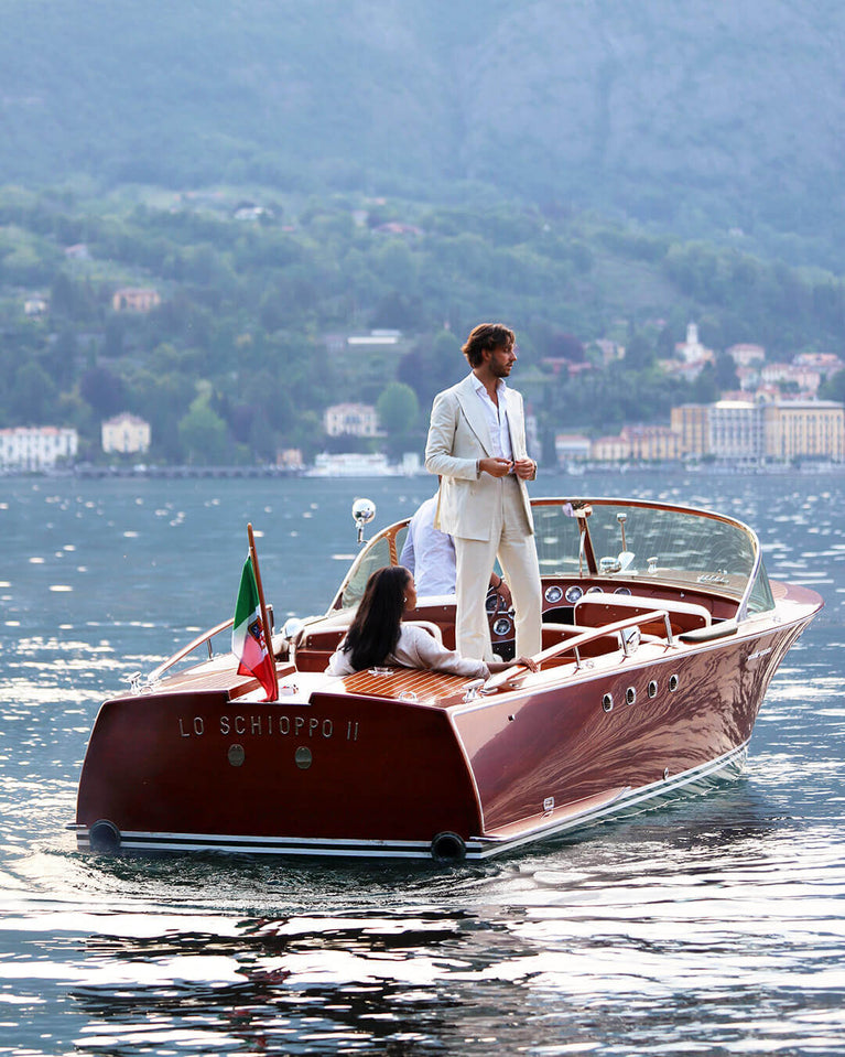 A round mens watch in rhodium-plated silver from Waldor & Co. with blue sunray dial and a second hand. Seiko movement. The model is Chrono 39 Porto Cervo.