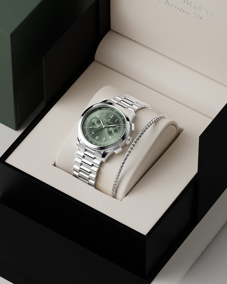 A round mens watch in rhodium-plated silver from Waldor & Co. with green sunray dial and a second hand. Seiko movement. The model is Chrono 39 Porto Cervo.