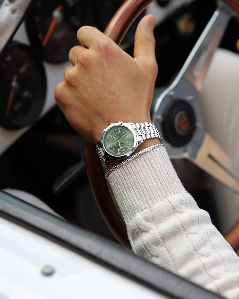 A round mens watch in rhodium-plated silver from Waldor & Co. with green sunray dial and a second hand. Seiko movement. The model is Chrono 39 Porto Cervo.