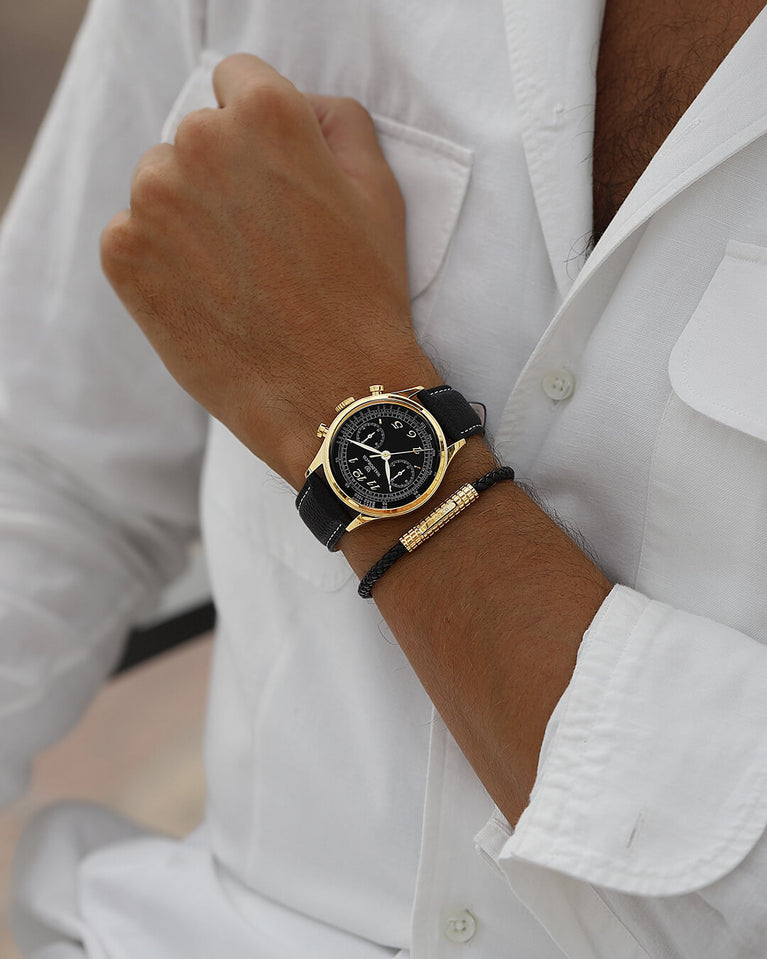 A round mens watch in 14K gold-plated 316L stainless steel from Waldor & Co. with black sunray dial. Curved mineral glass with 5 layers anti-reflective coating. Seiko VD32 movement. Genuine leather strap. The model is Avant 39 Eze.