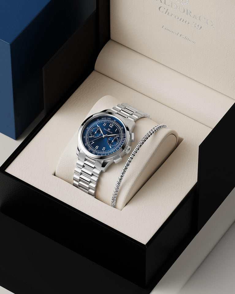 A round mens watch in rhodium-plated silver from Waldor & Co. with blue sunray dial and a second hand. Seiko movement. The model is Chrono 39 Porto Cervo.