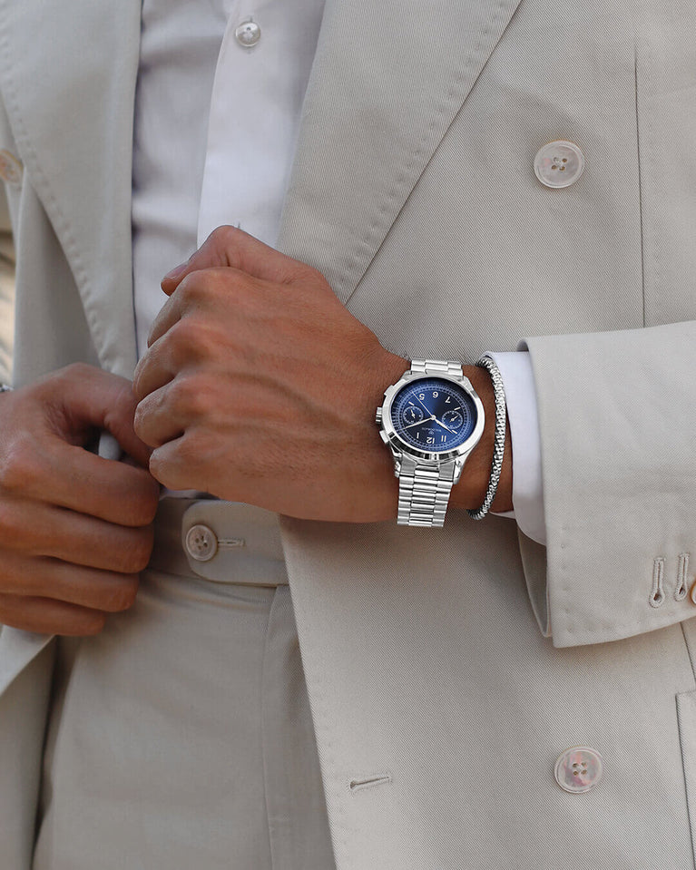 A round mens watch in rhodium-plated silver from Waldor & Co. with blue sunray dial and a second hand. Seiko movement. The model is Chrono 39 Porto Cervo.