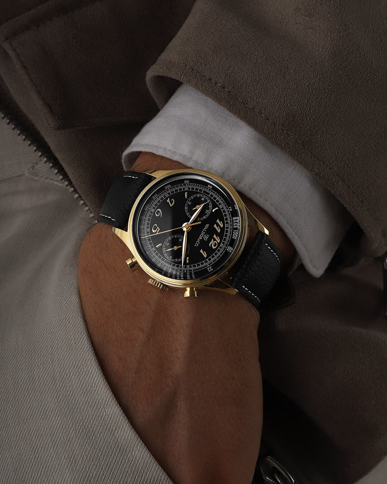 A round mens watch in 14K gold-plated 316L stainless steel from Waldor & Co. with black sunray dial. Curved mineral glass with 5 layers anti-reflective coating. Seiko VD32 movement. Genuine leather strap. The model is Avant 39 Eze.