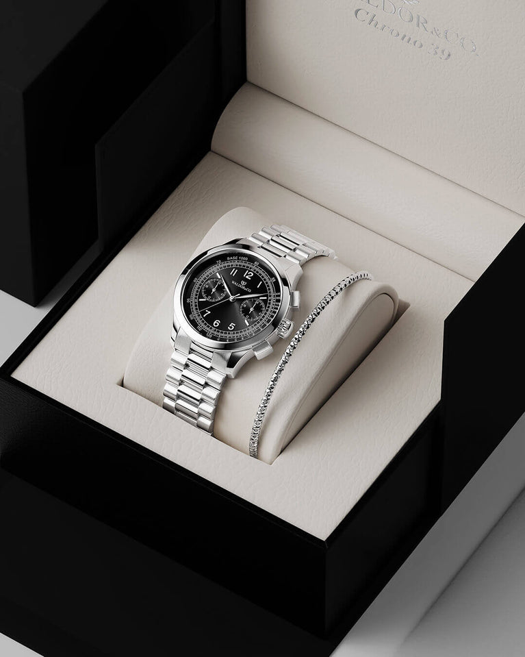 A round mens watch in rhodium-plated silver from Waldor & Co. with black sunray dial and a second hand. Seiko movement. The model is Chrono 39 Porto Cervo.