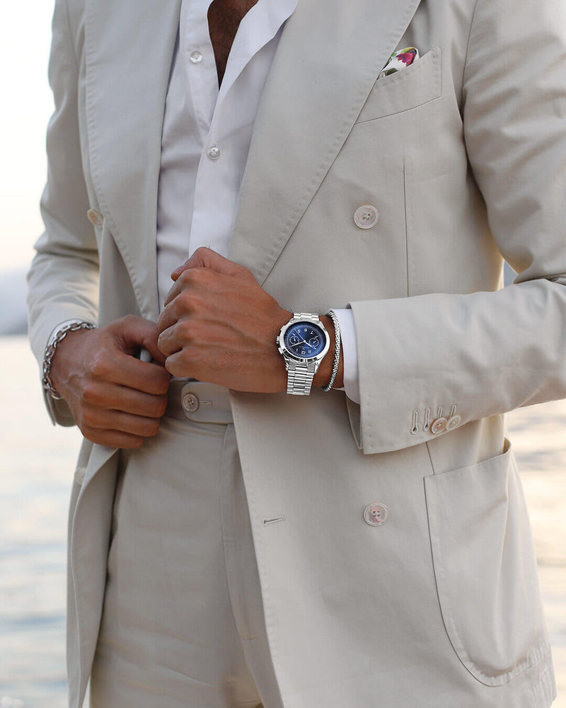 A round mens watch in rhodium-plated silver from Waldor & Co. with blue sunray dial and a second hand. Seiko movement. The model is Chrono 39 Porto Cervo.