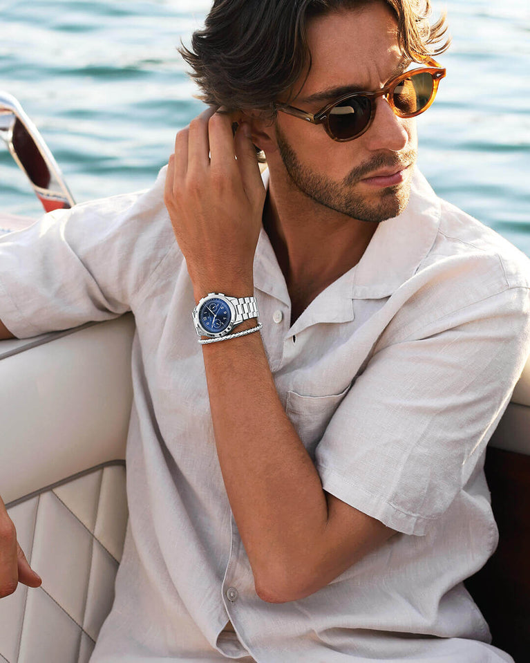 A round mens watch in rhodium-plated silver from Waldor & Co. with blue sunray dial and a second hand. Seiko movement. The model is Chrono 39 Porto Cervo.