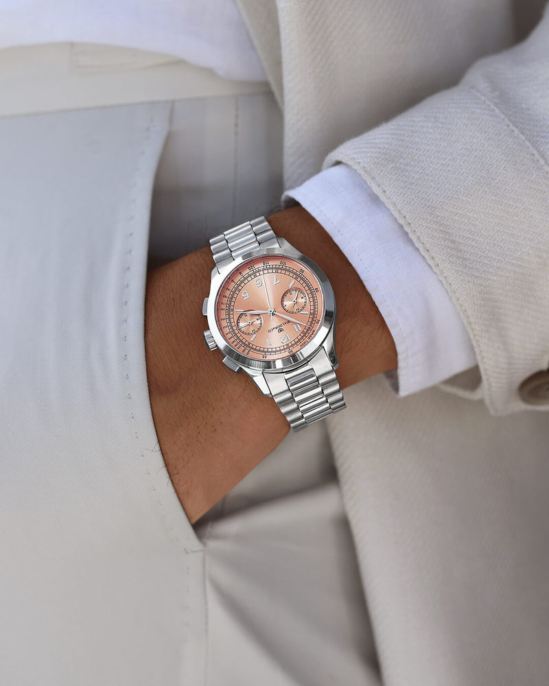 A round mens watch in Rhodium-plated 316L stainless steel from Waldor & Co. with Salmon sunray dial in brass sunray and a second hand. Seiko movement. The model is Chrono 39 Porto Cervo Ltd. Edition.