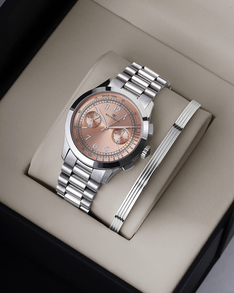A round mens watch in Rhodium-plated 316L stainless steel from Waldor & Co. with Salmon sunray dial in brass sunray and a second hand. Seiko movement. The model is Chrono 39 Porto Cervo Ltd. Edition.
