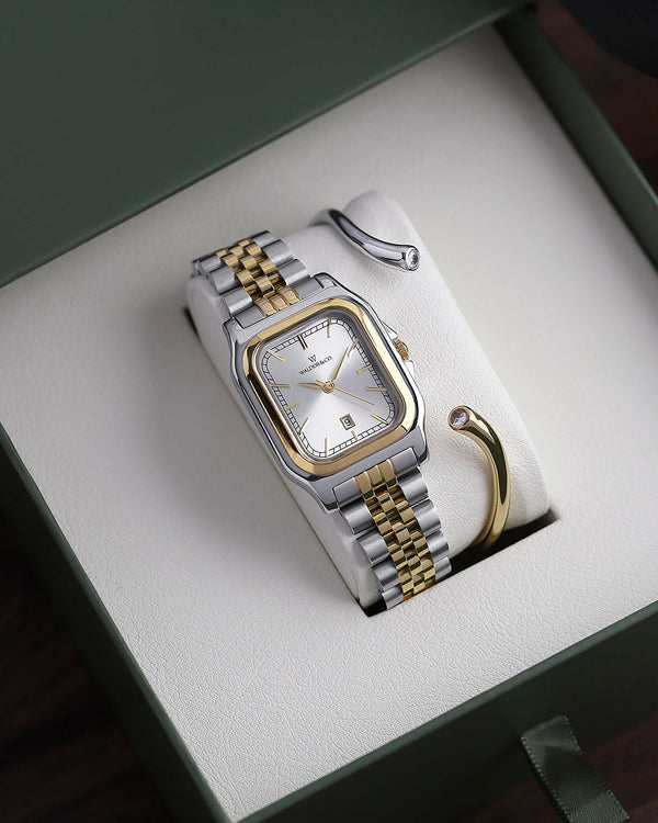  A square womens watch in silver and 14k gold from Waldor & Co. with silver sunray dial and a second hand. Seiko movement. The model is Delight 32 Chelsea 28x32mm.