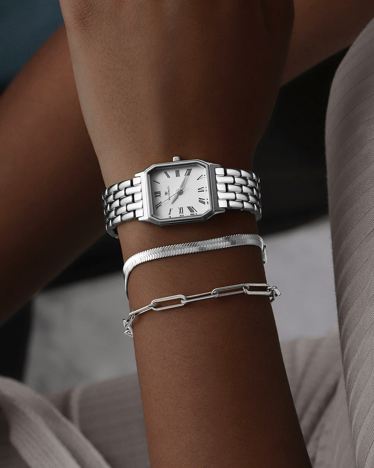 A Chain Bracelet in Silver Polished Stainless Steel from Waldor & Co. The model is Mirihi Chain Polished Silver