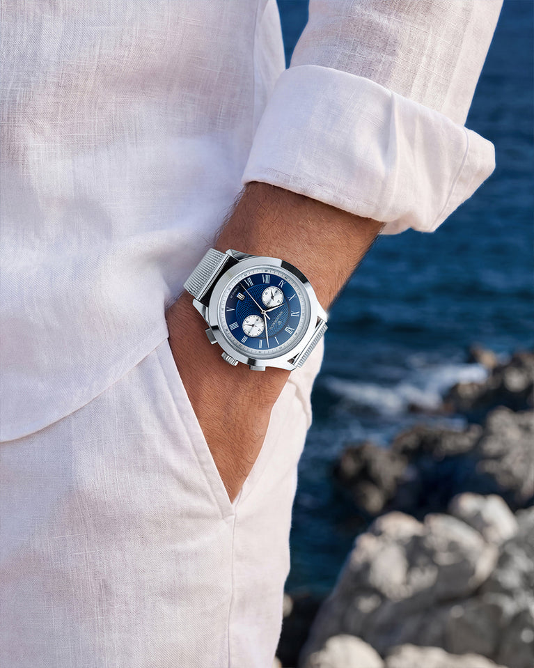  A round mens watch in rhodium-plated silver from Waldor & Co. with blue Guilloché dial. Seiko VK64 Hybrid movement. The model is Chrono 48 Sardinia 48mm.