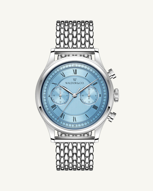 A round mens watch in rhodium-plated silver from Waldor & Co. with light blue sunray dial and a second hand. Seiko movement. The model is Avant 42 Cap Mala 42mm.