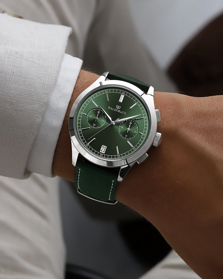 A round mens watch in rhodium-plated silver from Waldor & Co. with green sunray dial and genuine green leather strap. A second hand. Seiko movement. The model is Chrono 39 Sardinia 39mm.