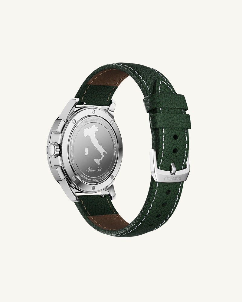 A round mens watch in rhodium-plated silver from Waldor & Co. with green sunray dial and genuine green leather strap. A second hand. Seiko movement. The model is Chrono 39 Sardinia 39mm.